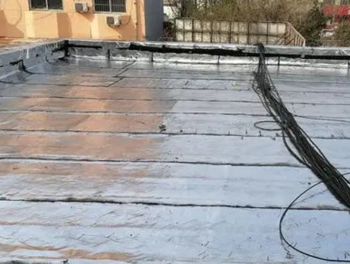 资中卫生间漏水维修公司分享下资中屋面楼顶防水刚性防水层施工要点。